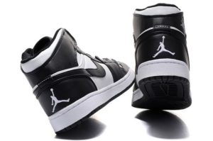 Nike Air Jordan 1 Retro черные с белым (35-44)
